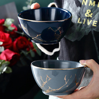 Service de table en porcelaine marbrée de luxe en stock en gros, style nordique, comprenant des bols et une assiette à dîner, bord doré, logo personnalisable