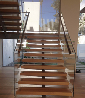 DB Modern Mono Beam Escalier | Lisse simple en acier au carbone avec bandes de roulement en bois massif et garde-corps en verre pour les maisons d'intérieur et d'extérieur
