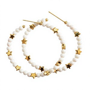 Boucles d'oreilles pendantes plaquées or avec perles d'imitation et breloques étoiles, bijoux de fête tendance faits à la main et écologiques pour femmes - Product Image 1
