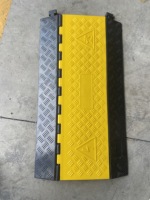 Protecteur de câble électrique à 5 canaux avec gaine jaune OEM avec rampes de bordure en caoutchouc Couvre-câble de sol en PVC Matériau du couvercle de base