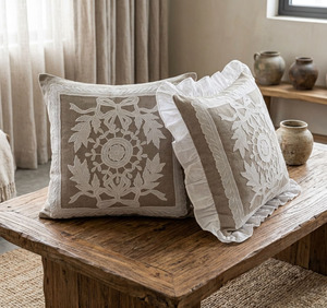 Housse de coussin vintage brodée sur mesure avec fleurs blanches, en lin gris, bordure à volants blancs, lavable, pour la maison et l'hôtel - Product Image 1