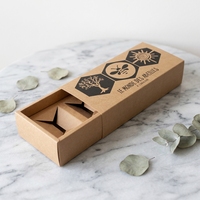 Boîte auto-élevante en papier kraft écologique haut de gamme avec doublure en mousse - Emballage cadeau en carton rigide personnalisable avec impression sur mesure