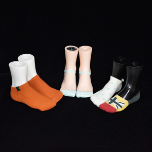 Mannequin de pieds en plastique blanc de <span class=keywords><strong>couleur</strong></span> <span class=keywords><strong>chair</strong></span> à cinq orteils Mannequin de pied féminin exquis pour affichage de chaussettes - Product Image 4