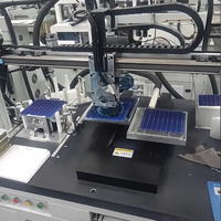 Ligne d'assemblage automatique de panneaux solaires avec manutention robotisée, soudage par fil rond et inspection vidéo
