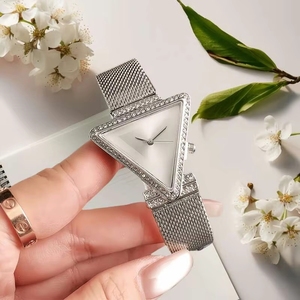 Montre de luxe triangulaire à quartz pour femme, bracelet en crocodile, garniture diamantée, boîtier en alliage, cadran en verre, mode quotidienne, vente en gros - Product Image 4