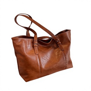 Pochette légère et facile à transporter en cuir véritable marron, fabriquée à la main, de luxe, imperméable, avec fermeture éclair, antivol, et bandoulière. - Product Image 4