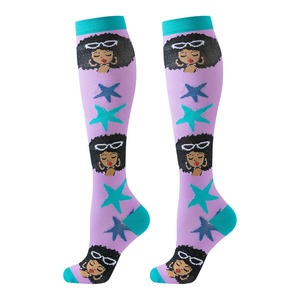 Chaussettes <span class=keywords><strong>de</strong></span> compression montantes à motif dessin animé pour <span class=keywords><strong>femme</strong></span>, <span class=keywords><strong>bas</strong></span> <span class=keywords><strong>de</strong></span> soutien respirants en nylon et élasthanne pour <span class=keywords><strong>femme</strong></span>, marque privée OEM - Product Image 3
