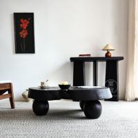 Table basse en bois massif noir de style japonais Wabi-sabi, forme irrégulière, pour une texture de bois naturel