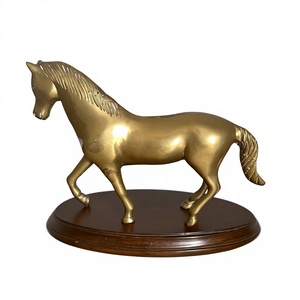 Figura de Caballo de Latón Hecha a Mano, Escultura Ecuestre de Metal de Hembra en Pleno Andar sobre Base de Madera, Elegante Adorno de Mesa para Decoración del Hogar - Product Image 1