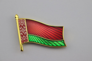 Emblema de aleación de zinc fundido personalizado: diseño geométrico de Europa del Este con motivo rojo-verde esmaltado (pedidos a granel disponibles) - Product Image 4