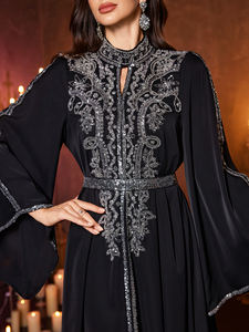Robe de soirée maxi à fente haute en satin avec col montant et manches bouffantes, texture haut de gamme, applique extravagante, robe musulmane modeste noire - Product Image 5