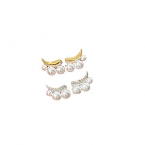 Boucles d'oreilles clous personnalisées en laiton plaqué rhodium, luxe léger, avec zircon et perle, forme de lune, unisexe - Product Image 4