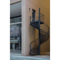 Escalier d'évacuation extérieur moderne en spirale, écologique et durable, avec construction en acier inoxydable et en bois