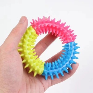 Jouet à mâcher pour chien en forme d'anneau à pointes tricolore 11 cm, jouet durable pour chiot en période de dentition - Product Image 1