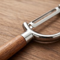 Keukenhulpjes met houten handvat, handmatige cassave-, aardappel-, appel- en mangoschiller voor groenten en fruit