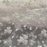 Tissu en tulle floqué 100 % polyester respirant pour vêtements féminins, textiles de maison, maille tricotée élégante, durable et légère