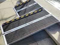 Rampe pliante légère et durable en aluminium pour fauteuil roulant, idéale pour les escaliers domestiques, appartements, salons et halls de mobilité.