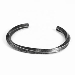 Pulsera <span class=keywords><strong>de</strong></span> brazalete abierto con <span class=keywords><strong>palo</strong></span> retorcido y palabras inspiradoras grabadas <span class=keywords><strong>de</strong></span> acero inoxidable con acabado <span class=keywords><strong>de</strong></span> <span class=keywords><strong>plata</strong></span> antigua - Product Image 1