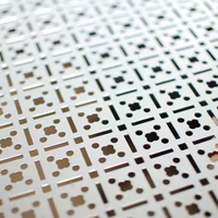 Plaque métallique perforée à trous hexagonaux, haute résistance et décorative, facile à traiter pour les barrières acoustiques et les façades de bâtiments