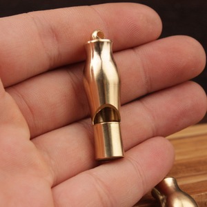 1 pièce Sifflet en laiton porte-clés, petit pendentif ornemental pour bouteille d'eau - Product Image 1