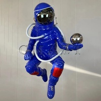 Grande sculpture d'astronaute avec lumière lunaire, décoration murale suspendue pour la maison, lampe de sol LED en forme d'astronaute