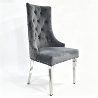 Chaise de salle à manger de luxe en velours gris avec pieds en acier inoxydable chromé, dossier capitonné en losanges et dossier en anneau de lion