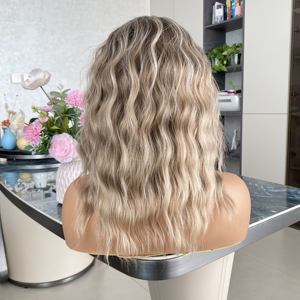 Perruque synthétique ondulée courte 13x6 avec raie au milieu, couleur brun clair avec mèches blondes, à prix abordable - Product Image 5