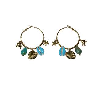 Boucles d'oreilles créoles en acier inoxydable plaqué or avec breloques coquillages et étoiles de mer pour femme, bijoux style plage - Product Image 1