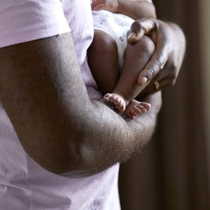 Loción Hidratante para Bebés Johnson's, Hipoalergénica, Sin Perfume, con Aceite de Coco, Aromas Naturales Relajantes, Vitamina C para la Relajación del Bebé - Product Image 2