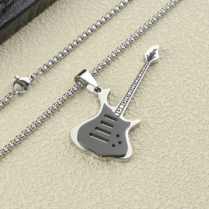 Collier pendentif guitare punk en acier inoxydable poli, cadeau pour groupe de rock et festival de musique - Product Image 3