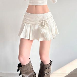 Falda plisada acampanada de punto trenzado natural para niñas con pantalones cortos incorporados, bonita falda casual con cordón y pompones para primavera - Product Image 1