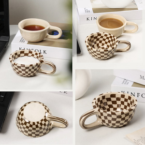 Taza de cerámica estilo coreano retro con diseño de tablero de ajedrez irregular para beber café o té con asa de 100 ml. - Product Image 1