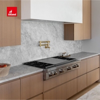 Cuisine sur mesure Alland en placage de chêne blanc de luxe, personnalisée pour cuisine ouverte haut de gamme avec pierre de quartzite