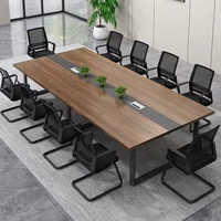 Bureau de direction moderne et luxueux, mobilier en bois, table de conférence, chaises de réunion pour hôtel et salle de réunion de bureau