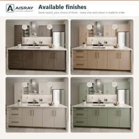 Meuble de cuisine de luxe avec portes en chêne blanc, aménagement d'îlot moderne, dimensions personnalisées, rangement par tiroirs et boîtes en panneaux de particules