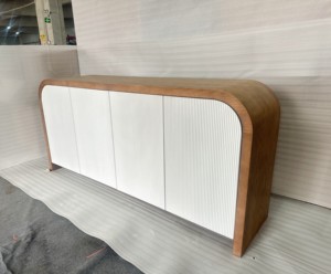 ตู้ไซด์บอร์ดทรงโค้งดีไซน์ทันสมัย 4 ประตู สำหรับห้องนั่งเล่นและห้องรับประทานอาหาร ทำจากไม้เนื้อแข็ง พร้อมพื้นที่จัดเก็บแบบกำหนดเอง - Product Image 5