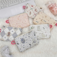 Vente en gros de sacs cosmétiques en coton matelassé floral mignon sac de rangement portable pour serviettes hygiéniques pour filles sac de maquillage doux dessin animé rouge à lèvres