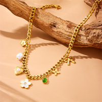 Collier en acier inoxydable plaqué or avec pendentif ovale en forme de perle et fleur avec ruban en forme de cœur émeraude au design vintage
