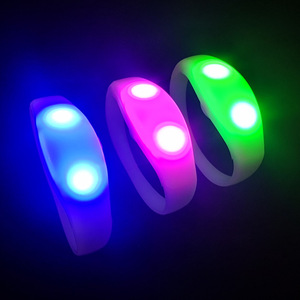 Nhà Máy Sản Xuất Buổi Hòa Nhạc Âm Thanh Kích Hoạt Vòng Đeo Tay 15 Màu Sắc Nhấp Nháy Silicon LED Ánh Sáng Dây Đeo Cổ Tay Vòng Đeo Tay Cho Đảng - Product Image 5