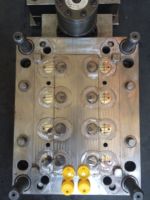 Molde de tapa abatible para botella de vidrio, con motor de desatornillado para tornillo hermético
