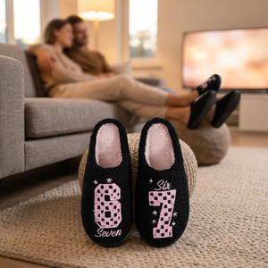 Chaussons d'hiver amusants pour couple, imprimés dessin animé, en peluche TPR, doux, respirants, antidérapants, numéros 6 et 7, pour femmes et hommes - Product Image 1