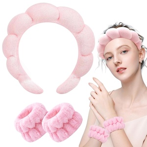 Ensemble de yoga et spa de haute qualité pour femmes avec logo personnalisé, comprenant un nettoyant visage, des bandeaux de soin, un bracelet éponge et des accessoires pour cheveux - Product Image 1