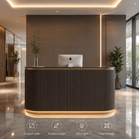 Comptoir de réception de salon de beauté incurvé et cannelé en MDF blanc avec logo gravé personnalisé rétroéclairé par LED