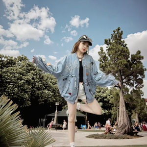 แจ็คเก็ตยีนส์ทรงปกติสำหรับผู้หญิง ลวดลายปักเก๋ ทรงหลวม สไตล์ไฮสตรีท ปรับแต่งได้สำหรับฤดูหนาว แจ็คเก็ตเบสบอลสุดยูนีค - Product Image 2