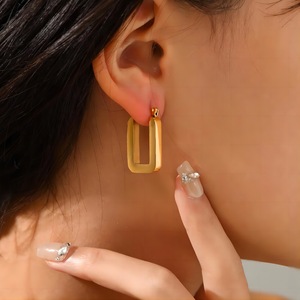 Boucles d'oreilles créoles géométriques rectangulaires en acier inoxydable plaqué or 18 carats pour femme, à porter au quotidien - Product Image 4