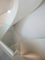 Escalier rotatif intérieur pour villa duplex, avec arc en acier et balustrade en verre courbé à chaud, design moderne, simple et personnalisé