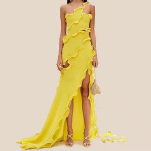 Robe longue bohème jaune élégante pour femme, design une pièce, à volants, épaules dénudées, sans manches, motif uni - Product Image 1