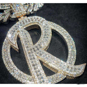 Pendentif minimaliste en moissanite avec un éclat brillant, design moderne et élégant, idéal pour les occasions décontractées au bureau ou les occasions spéciales - Product Image 4