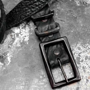 Ceinture unisexe à boucle ardillon en cuivre artisanale Pioneer, style punk texturé foncé, avec finition plastique effet cicatrice et motif hanche de cheval - Product Image 5