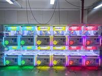 Distributeur automatique de capsules à double compartiment 2 niveaux avec bande lumineuse RGB, vitrine transparente et cadre néon pour centre commercial et salle de jeux, vente en gros, fourniture directe usine